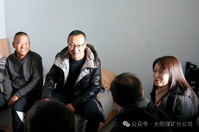 王书记慰问大阳煤矿困难职工2（小图）.jpg
